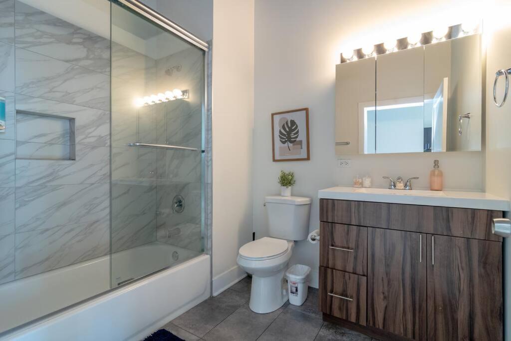 Mccormick Place 2Br Stylish Suite With Optional Parking And Gym For Up To 8 Guests Near Soldier Field And Grant Park Chicago Exteriör bild